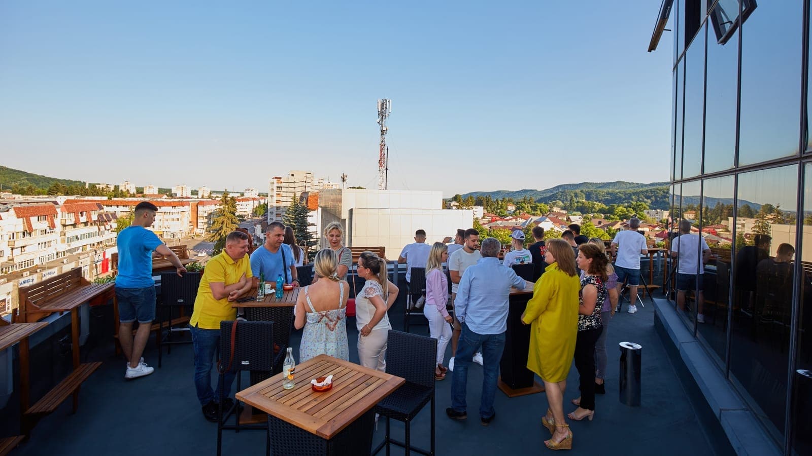 Fantasy Club Cafenea — rooftop cu vedere panoramică